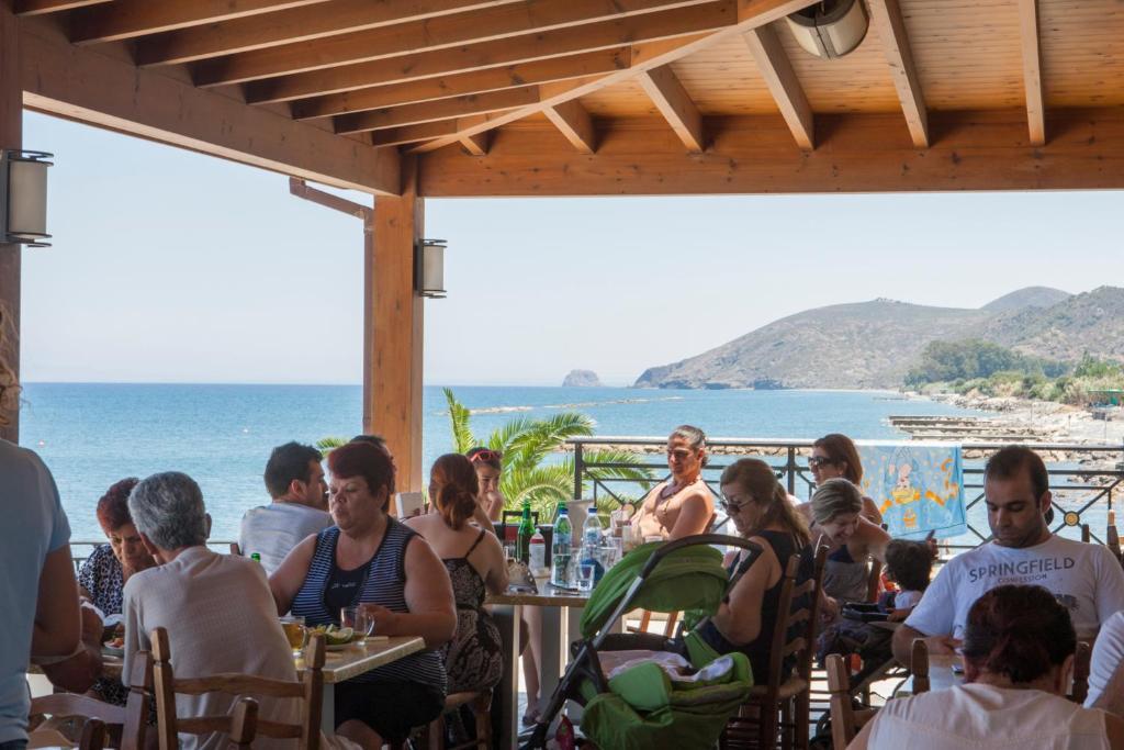 Tylos Beach Hotel Kato Pyrgos Exteriör bild